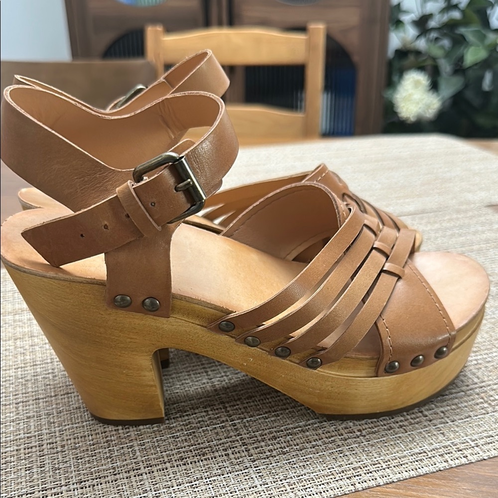 FRYE AND CO Tan Platform Clogs with Wooden Sole